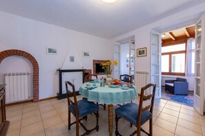 Family Apartment, Multiple Bedrooms, Lakeside (Casa Mira Al Lago) | Living area | 32-inch flat-screen TV with digital channels, TV - Casa Mira Al Lago (Menaggio)