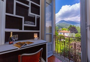 Familienvilla, Mehrere Betten, zum Garten hin (Villa Roffa Lario) | Blick auf die Berge
