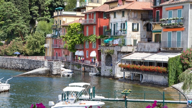 A canal with boats, a stone bridge, and colorful buildings with balconies. - Villa Roffa Lario (Menaggio)