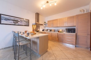Appartamento familiare, letti multipli, lato giardino (Bellano Terrazzo) | Cucina privata | Frigorifero con congelatore, microonde, forno, piano cottura