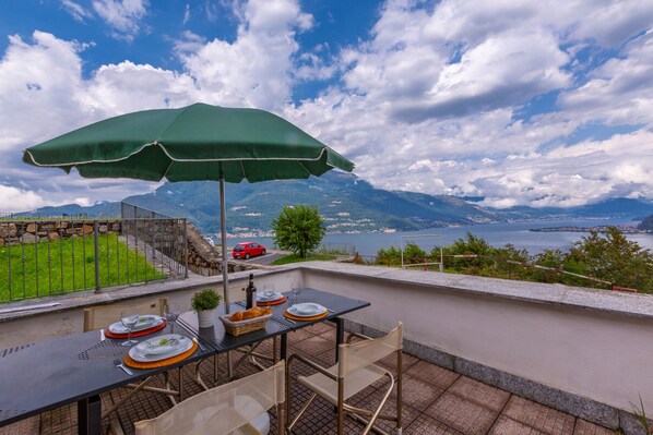 Familienapartment, Mehrere Betten, zum Garten hin (Bellano Terrazzo) | Terrasse/Patio