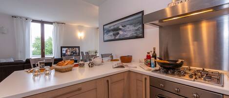 Departamento familiar, varias camas, en el área del jardín (Bellano Terrazzo) | Cocina privada | Refrigerador con congelador, microondas, horno y parrilla de estufa