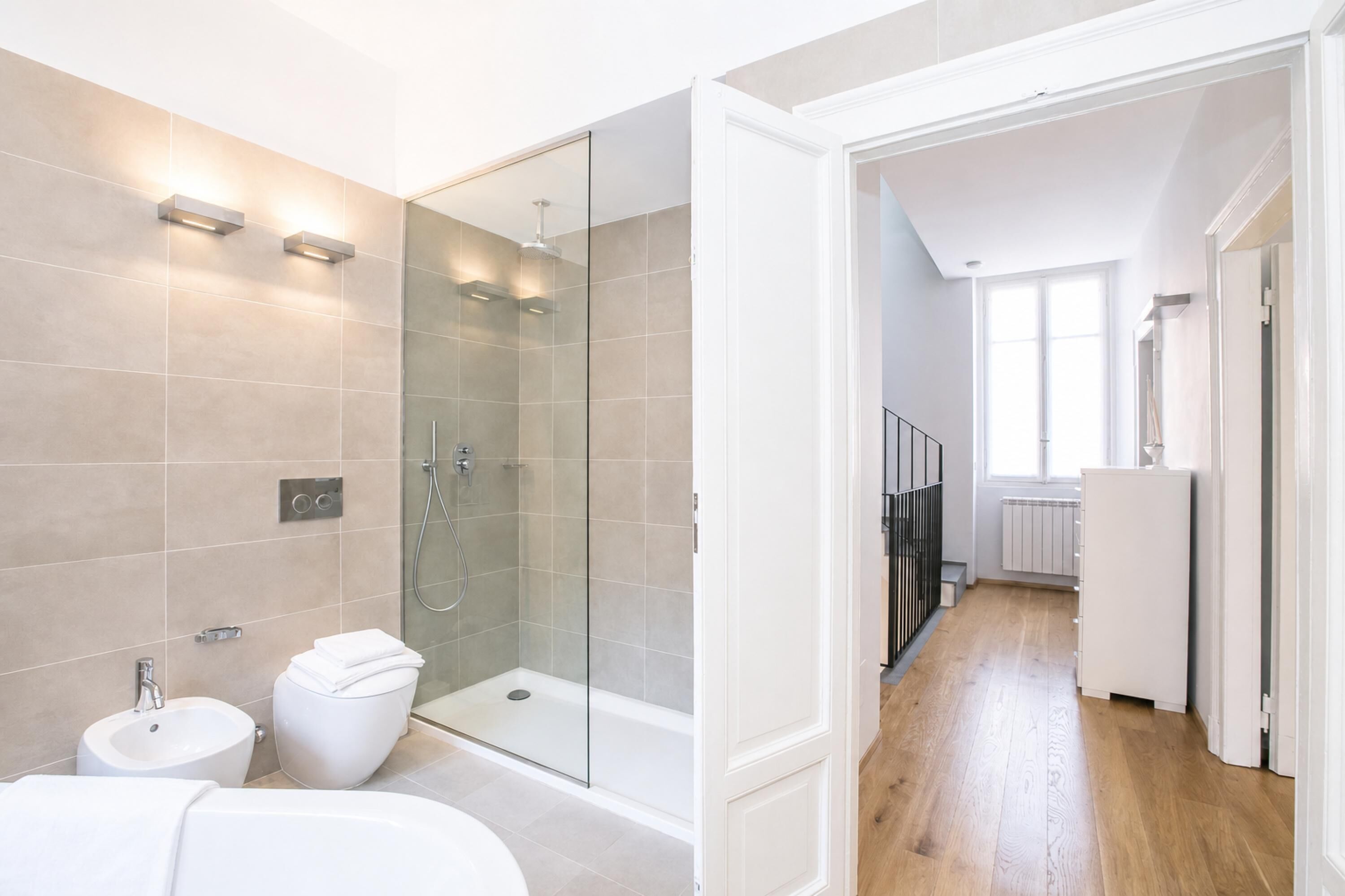 Ein modernes Badezimmer mit Dusche, Toilette und Waschbecken.