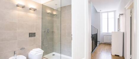 Ein modernes Badezimmer mit Dusche, Toilette und Waschbecken.