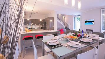 Refrigerador con freezer, microondas, horno, placa de cocina