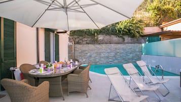 Vila família, 4 quartos, micro-ondas (Villa Lucia Laglio) | Opções para refeição ao ar livre