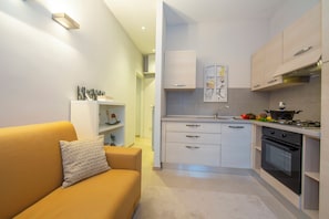 家庭別墅, 4 間臥室, 微波爐 (Villa Lucia Laglio) | 私人廚房 | 大型冰箱、爐台、電熱水壺