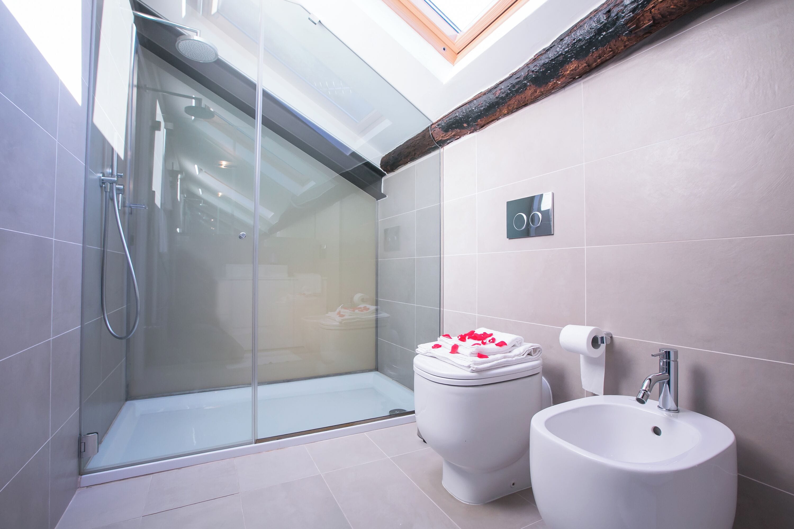 Biệt thự dành cho gia đình, nhiều phòng ngủ (Villa Lucia Laglio) | Phòng tắm | Bồn tắm và buồng tắm vòi sen riêng, vòi sen phun mưa, máy sấy tóc 