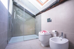 Family Villa, Multiple Bedrooms (Villa Lucia Laglio) | Bathroom | Separate tub and shower, rainfall showerhead, hair dryer, bidet - Villa Lucia Laglio (Laglio)