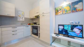 Refrigerador con freezer, microondas, horno, placa de cocina