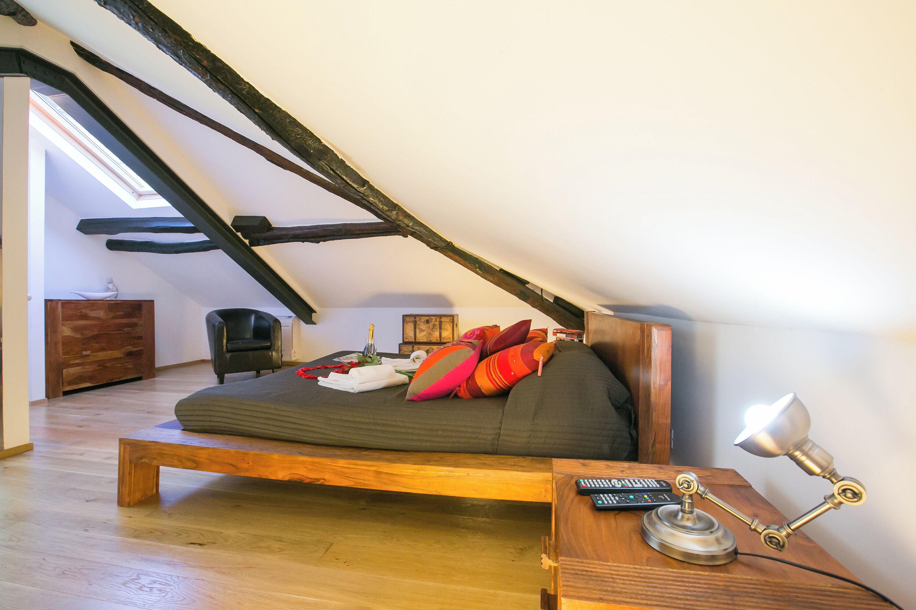 4 habitaciones, tabla de planchar con plancha y wifi gratis 