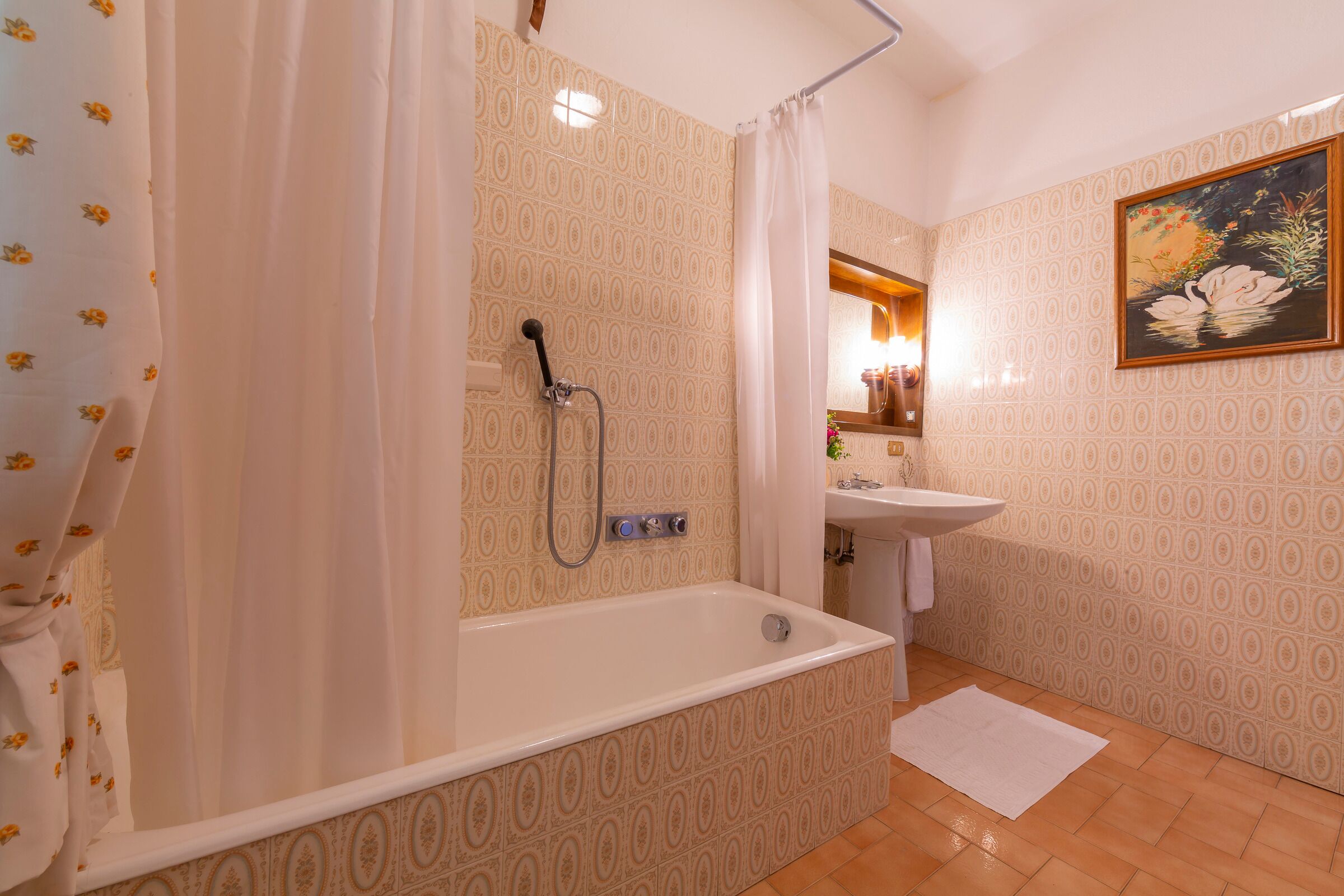 Un baño con bañera, ducha y lavabo.