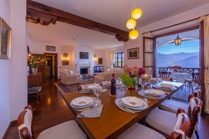 Villa, 5 Schlafzimmer | Essbereich im Zimmer