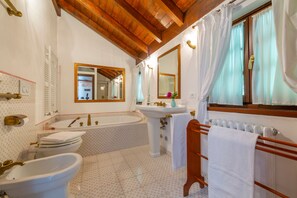 Villa, 5 Bedrooms | Bathroom | Rainfall showerhead, bidet, towels
