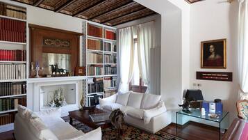 家庭別墅, 多張床, 花園 (Villa Silvana) | 起居區 | 24-吋平面電視、數位頻道、電視、壁爐