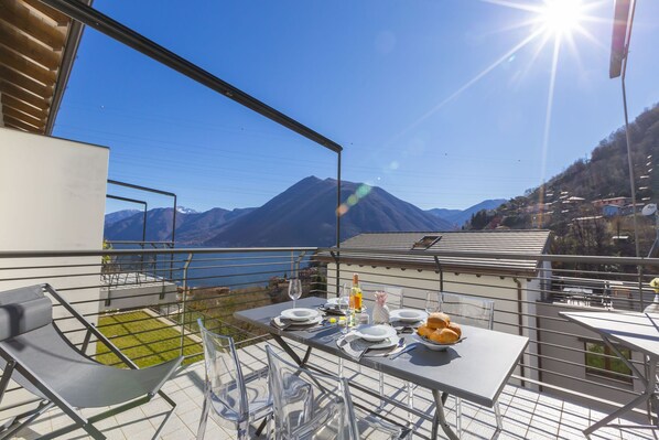 Appartamento familiare, letti multipli, 2 bagni, lato montagna (Bella Argegno) | Balcone