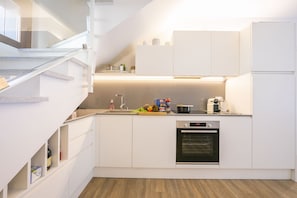 Familienapartment, Mehrere Betten, 2 Bäder, Bergseite (Bella Argegno) | Eigene Küche | Großer Kühlschrank, Mikrowelle, Ofen, Herdplatte