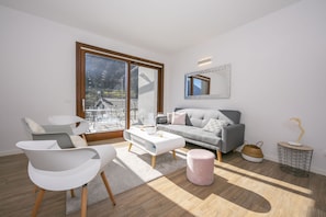 Familienapartment, Mehrere Betten, 2 Bäder, Bergseite (Bella Argegno) | Wohnzimmer | 21-Zoll-Flachbildfernseher mit Digitalempfang, Fernseher