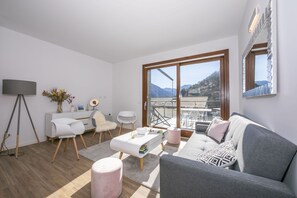 Appartamento familiare, letti multipli, 2 bagni, lato montagna (Bella Argegno) | Soggiorno | TV a schermo piatto 21 pollici con canali digitali, TV