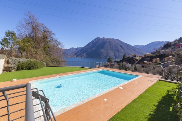 Außenpool (je nach Saison geöffnet), Liegestühle