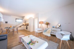 Familienapartment, Mehrere Betten, 2 Bäder, Bergseite (Bella Argegno) | Wohnbereich | 21-Zoll-Flachbildfernseher mit Digitalempfang, Fernseher