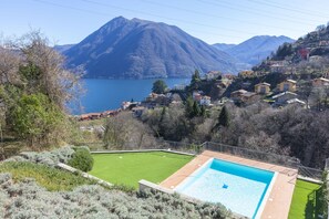Appartamento familiare, letti multipli, 2 bagni, lato montagna (Bella Argegno) | Piscina | Piscina stagionale all'aperto, lettini
