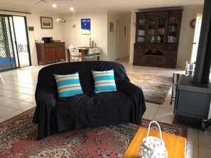 Smart TV, fireplace, DVD player, ping pong - Farm Home * + Air Con * Free WIFI  * Beautiful Bush Views * Wildlife  (Bay of Shoals)