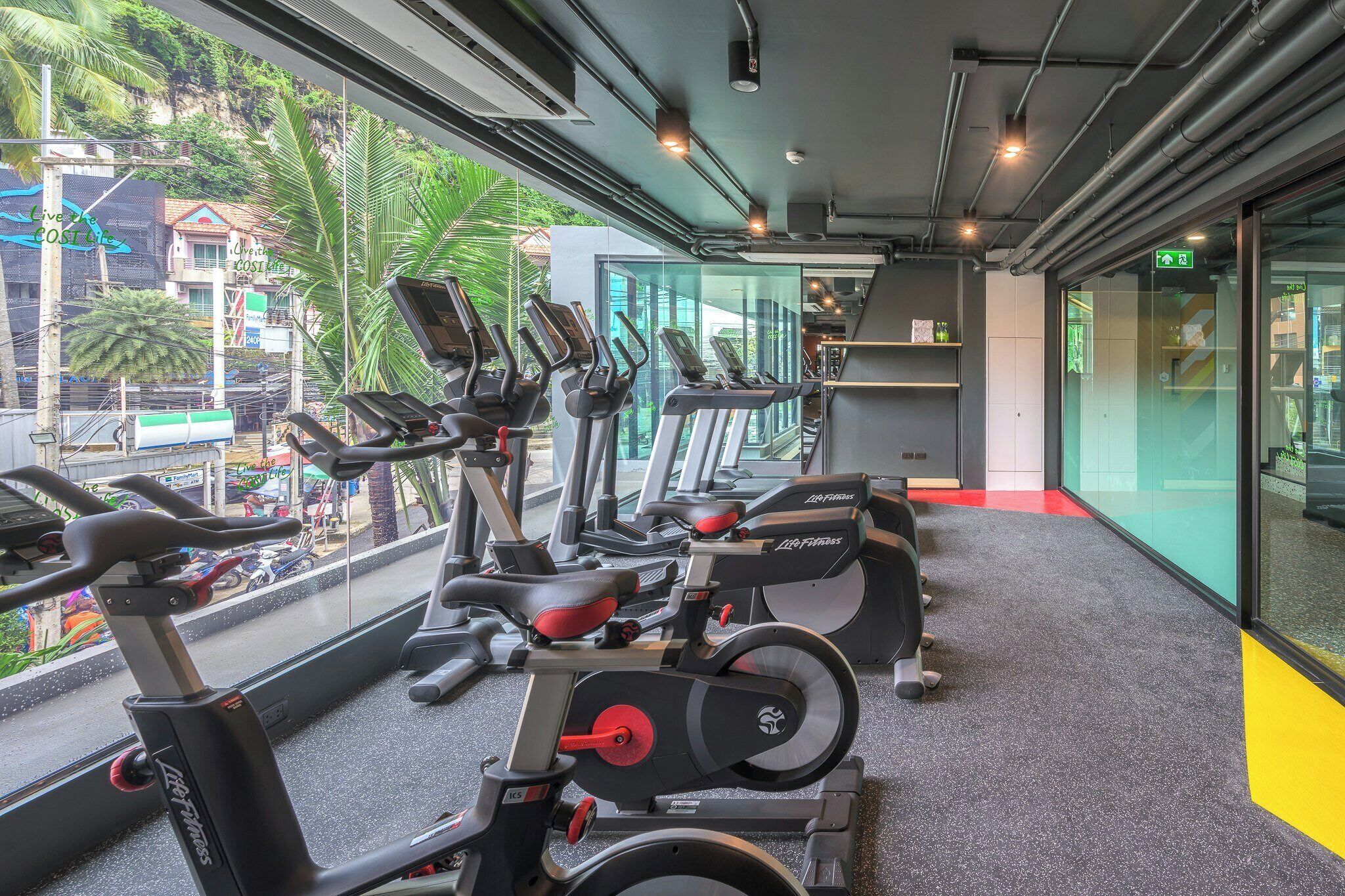 Ein Fitnessraum mit Ergometer, Laufbändern und Trainingsgeräten.