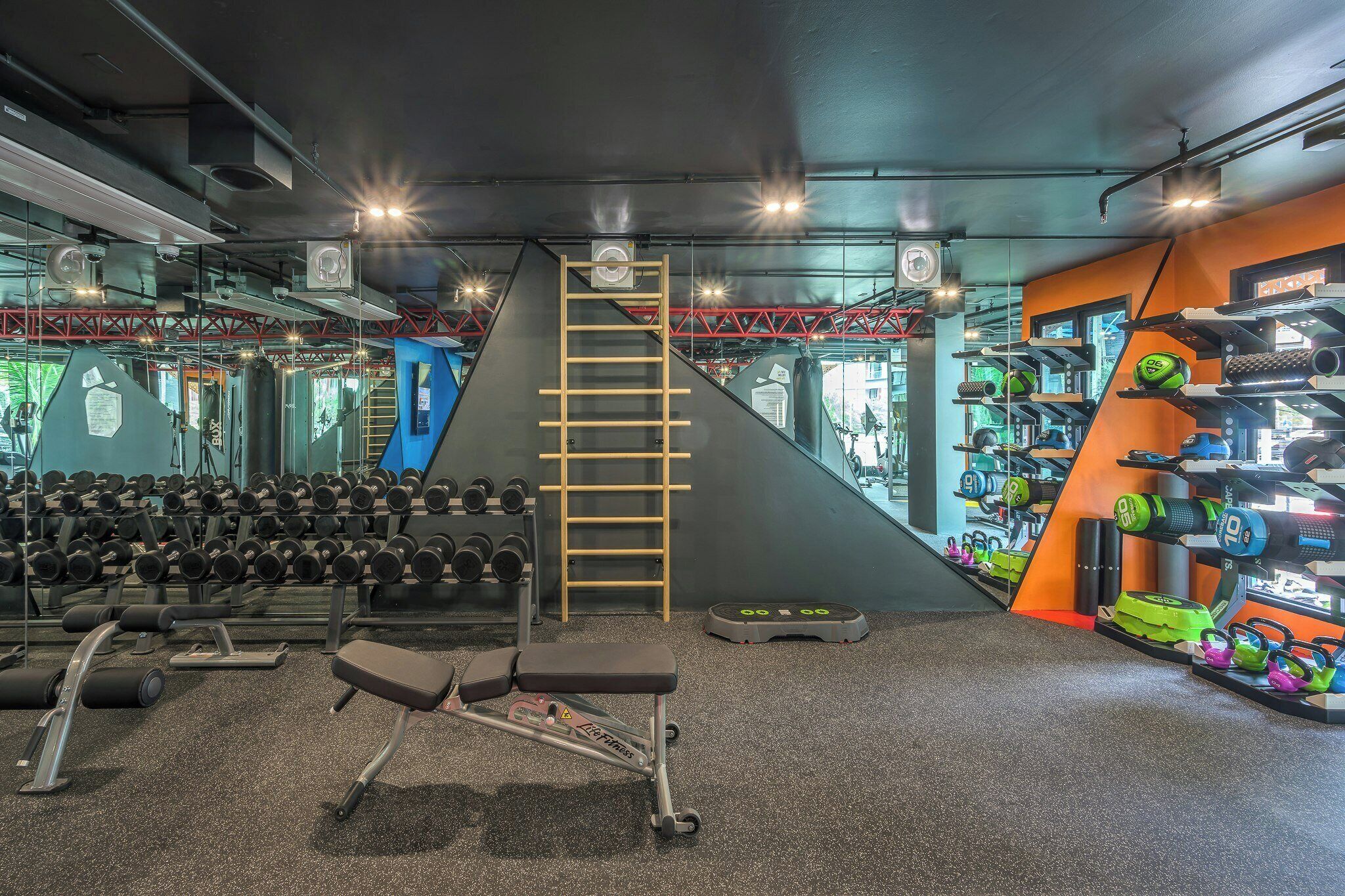 Une salle de sport équipée de matériel de musculation, d’une barre de traction et de divers accessoires de remise en forme.