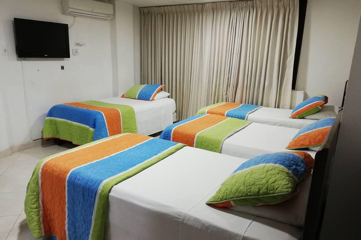 Habitación cuádruple familiar | Wifi gratis y ropa de cama