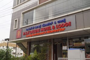 Property entrance - BSK Deluxe Hotel & Lodge (Bengaluru)