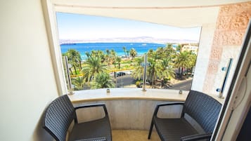 Habitación doble Deluxe, balcón, vista al mar | Minibar y wifi gratis
