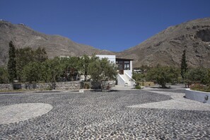 Property grounds - 3 Bedrooms Apartment included Car Rental (heated pool) (santorini)