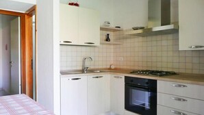 Cafetera y tetera, refrigerador, horno y parrilla de estufa