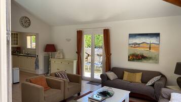 TV connectée, cheminée, table de tennis de table, livres