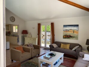 Smart TV, fireplace, table tennis, books - Comfortable air-conditioned villa with private heated pool in private residence. (Vallon-Pont-d'Arc)