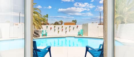 Een buitenzwembad, een verwarmd zwembad