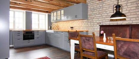 Frigorífico, horno, placa de cocina y lavavajillas