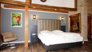 1 bedroom, travel crib, WiFi (free)
