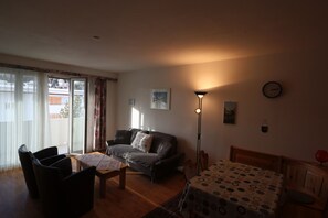 Apartment (Casa Bünda; Cleaning Fee 80 CHF) | Wohnzimmer | Flachbildfernseher
