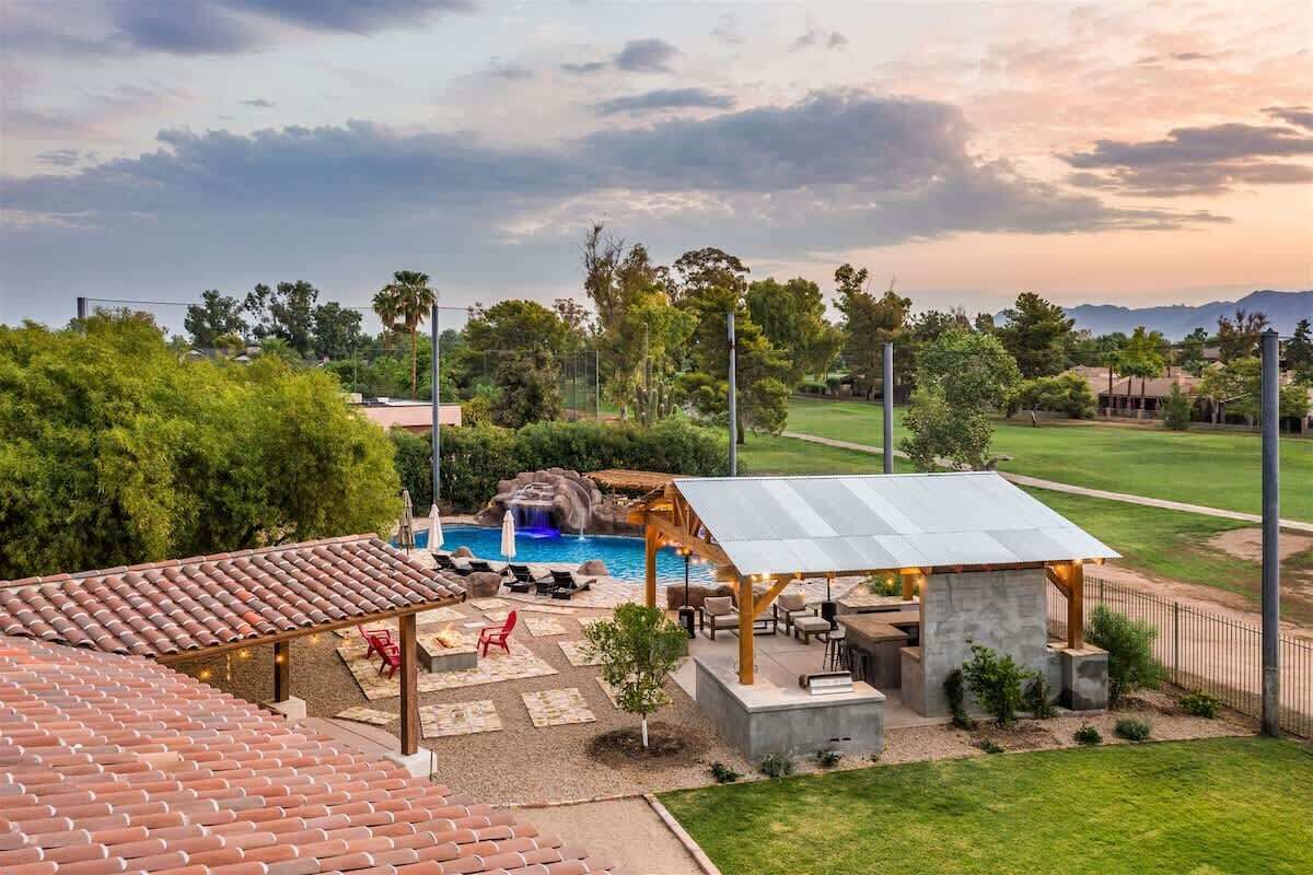 Una piscina al aire libre, una piscina climatizada
