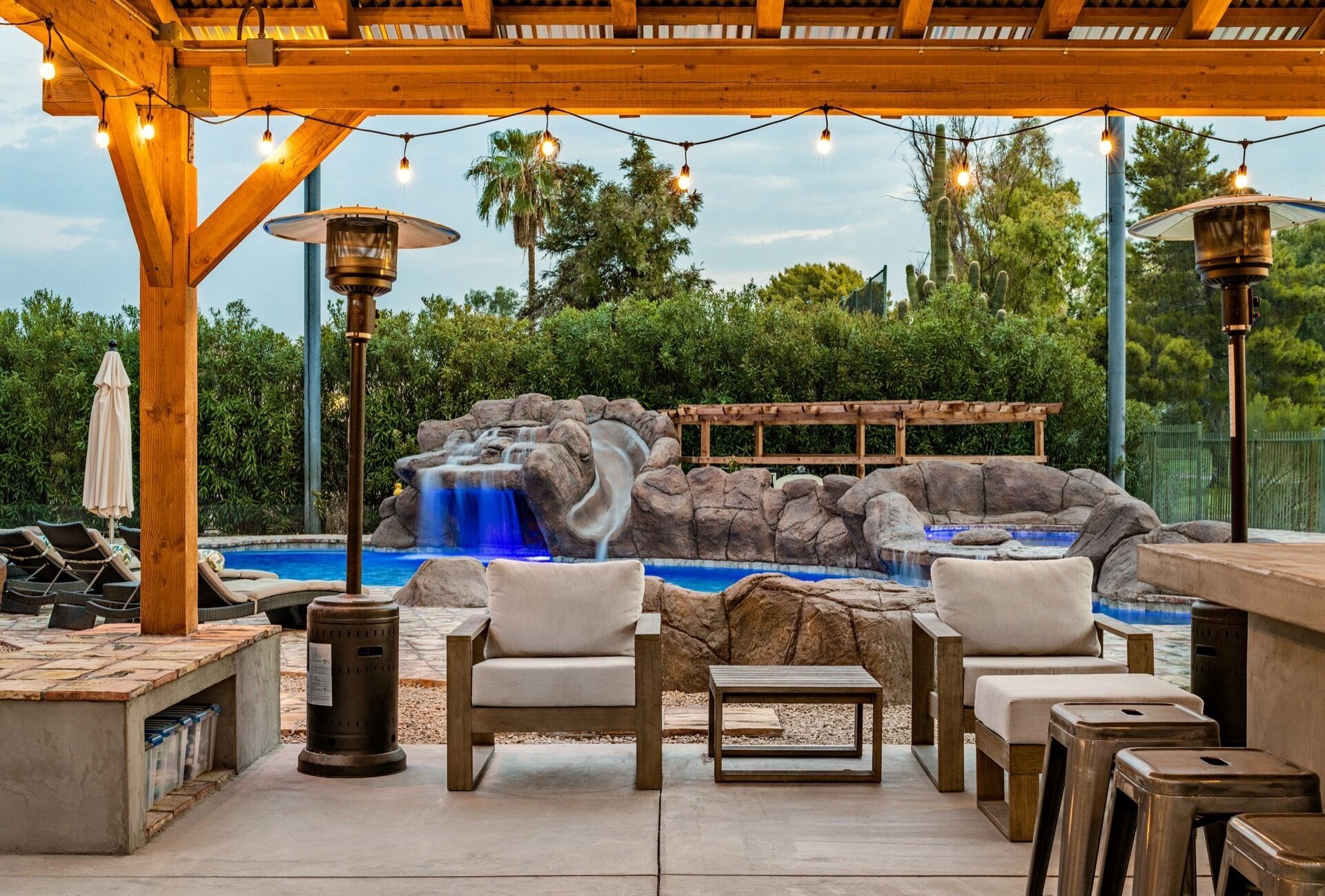 Una piscina al aire libre, una piscina climatizada