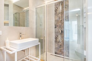 Dusche, Haartrockner, Bidet, Handtücher