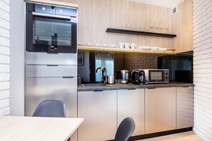 Réfrigérateur, four à micro-ondes, un four, surface de cuisson