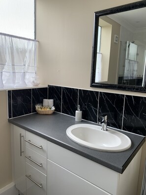 Haartrockner, Handtücher, Seife, Shampoo