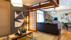Una sala moderna con un sofá, una mesa de centro y un televisor.