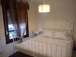 2 chambres, fer et planche à repasser, Wi-Fi gratuit, draps fournis