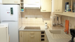 A compact kitchen with a refrigerator, a coffee maker, and a sink. - 2-room cabin apartment at the foot of the slopes (Les Adrets-Prapoutel)