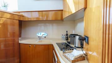 Refrigerador, microondas, cafetera y tetera y utensilios de cocina