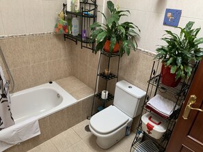 Een haardroger, handdoeken